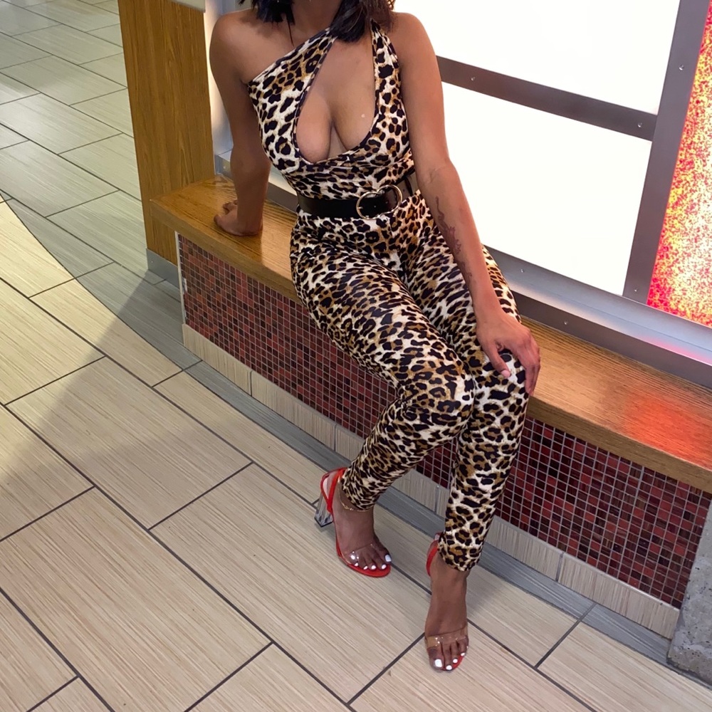 One Shoulder Cutout Leopard Jumpsuit READ DSCRPTN